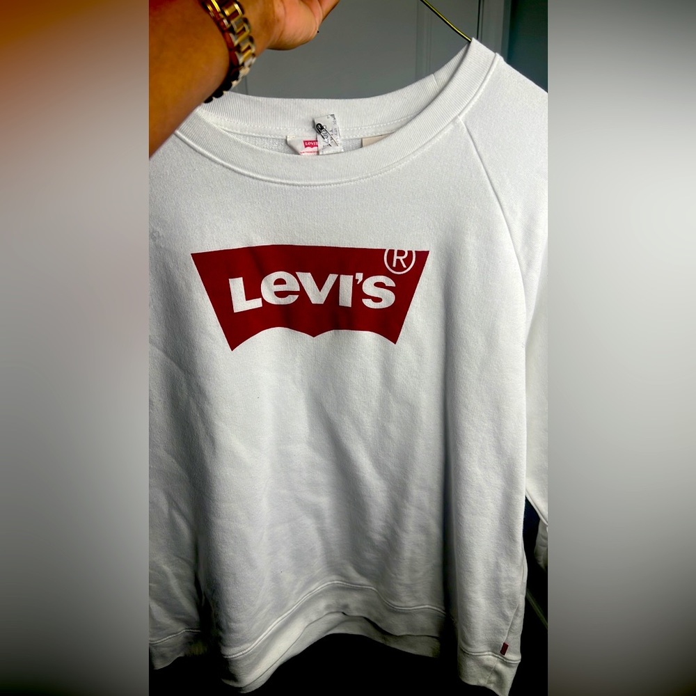 White Levi’s Sweatshirt